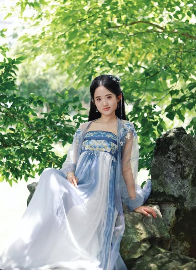 Reflecting on her childhood experiences, Zhu recalled being teased for bringing noodles to school; nevertheless, she refused to let negativity cloud her spirit, proudly embracing her cultural heritage. Photo: Instagram